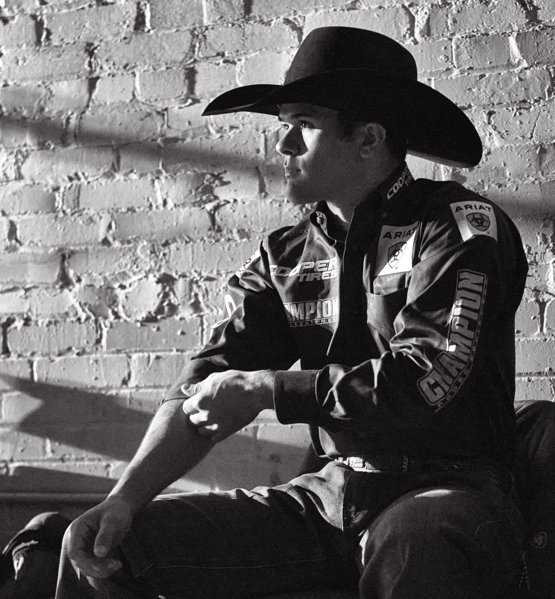 GETTING A GRIP
2018 PBR world champion Kaique Pacheco mentally prepared in the Coliseum’s spartan locker room.
